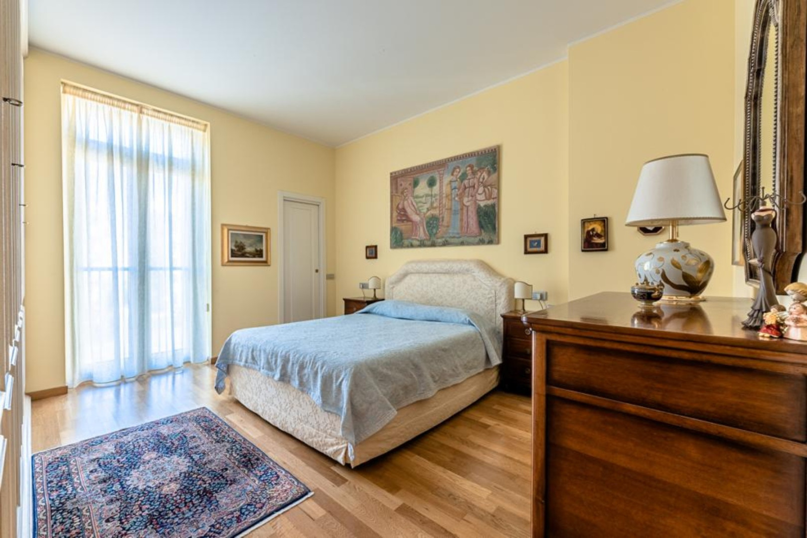 UNA CASA DA RIVISTA, UNA VISTA DA CARTOLINA